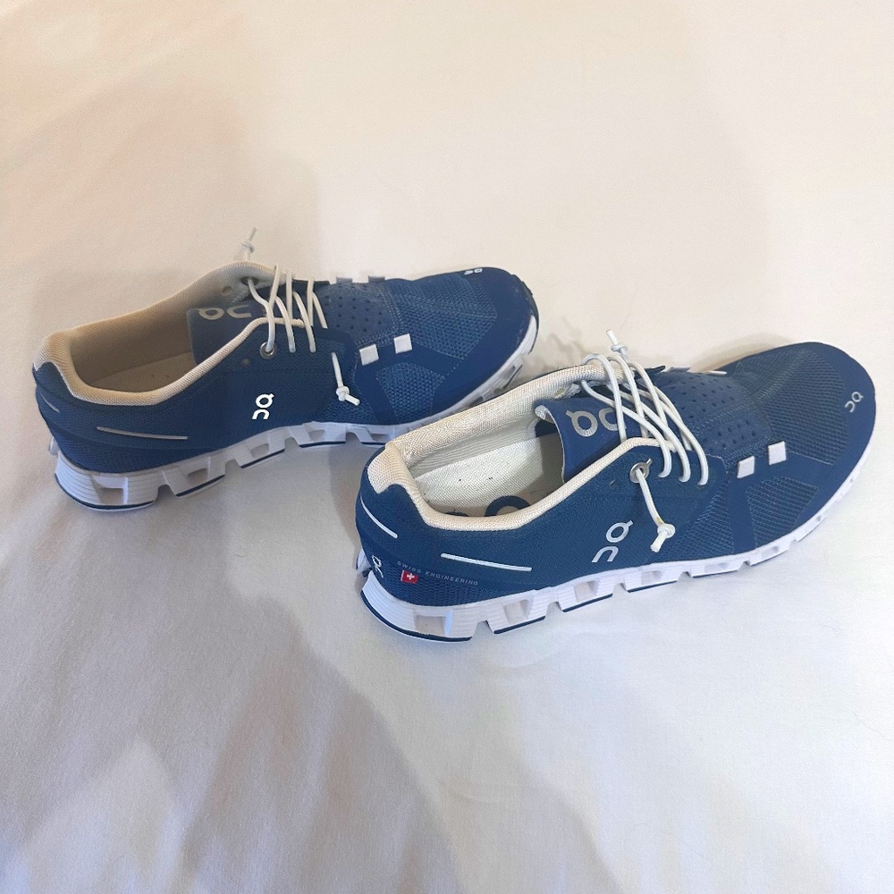 On Cloud 5 REFLECTIVE LIGHTWEIGHT Womens Sz 7.5 Sneakers Denim Blue